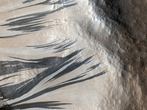 De dónde vienen esas extrañas manchas oscuras de Marte.